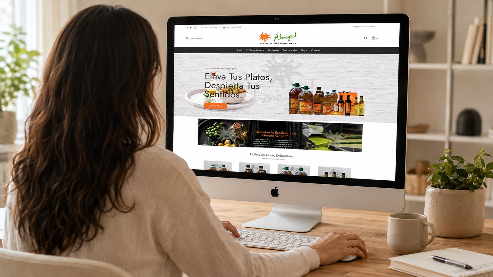 Creada con IA: una mujer ficticia consultando la tienda online de Almagral en un ordenador de sobremesa